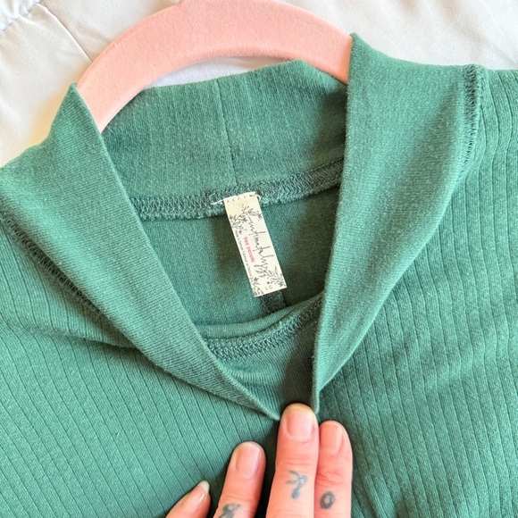 Free People Green Fitted Ribbed Long Sleeve Top EUC Light Weight Women’s Large - Picture 2 of 6